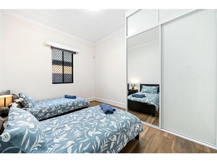 4 Bedroom house 500M to Drummoyne Bay Run Guest house, Sydney - imaginea 6