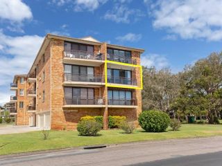 4 'Collendina', 19 Kurrawa Close - fantastic water views and sea breezes Apartment, Nelson Bay - 1