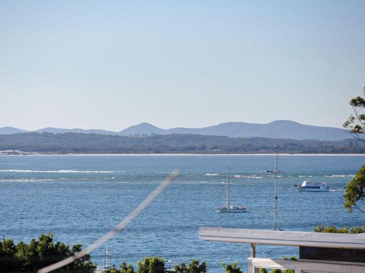 4 &#x27;Yarramundi&#x27; 47 Magnus Street - air conditioned unit with water views Guest house, Nelson Bay - imaginea 2