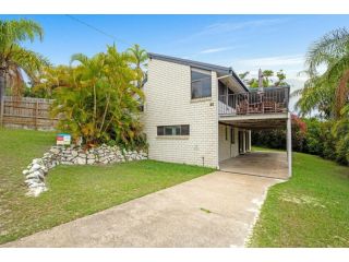 40 Rumbalara Avenue - Rainbow Beach, Entertain on the spacious verandah overlooking beautiful Rainbow Beach Guest house, Rainbow Beach - 2