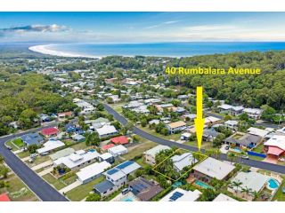 40 Rumbalara Avenue - Rainbow Beach, Entertain on the spacious verandah overlooking beautiful Rainbow Beach Guest house, Rainbow Beach - 3