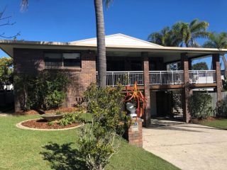 42 Rumbalara Avenue - Rainbow Beach - Huge Beach House - Bring The Whole Family, Pool and Views Guest house, Rainbow Beach - 2