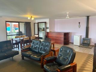 42 Rumbalara Avenue - Rainbow Beach - Huge Beach House - Bring The Whole Family, Pool and Views Guest house, Rainbow Beach - 1