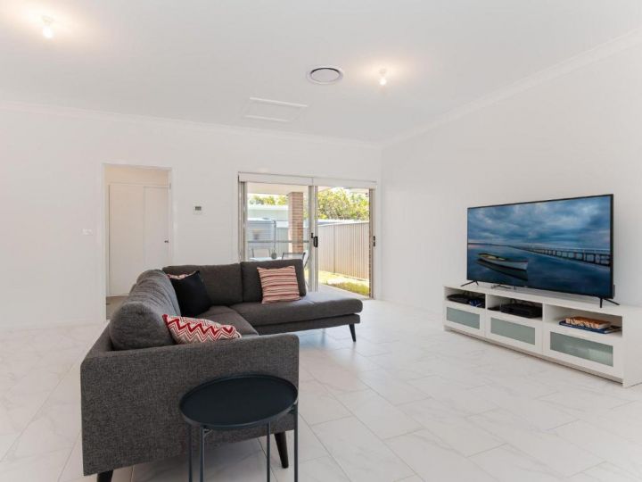 5 Bent Street - huge house with Foxtel & Aircon Guest house, Fingal Bay - imaginea 3