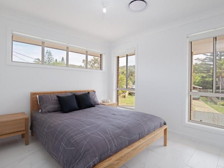 5 Bent Street - huge house with Foxtel & Aircon Guest house, Fingal Bay - imaginea 9