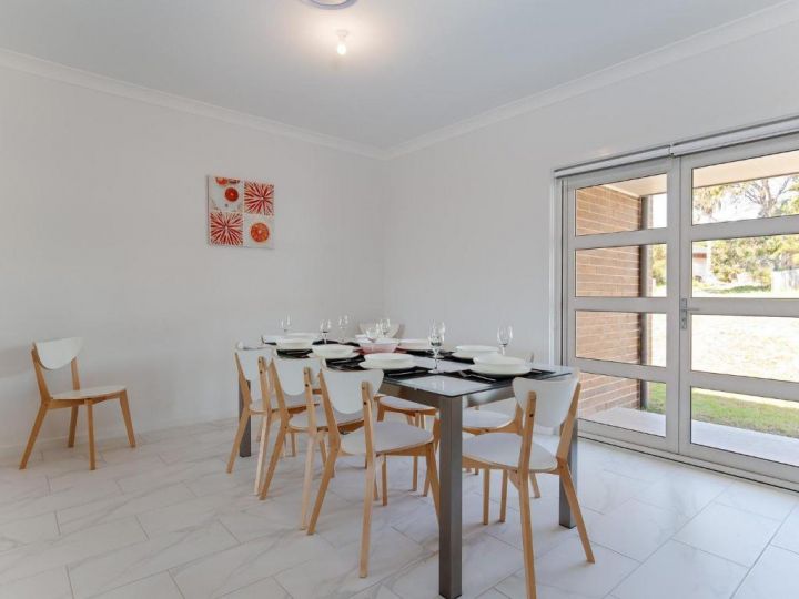 5 Bent Street - huge house with Foxtel & Aircon Guest house, Fingal Bay - imaginea 6