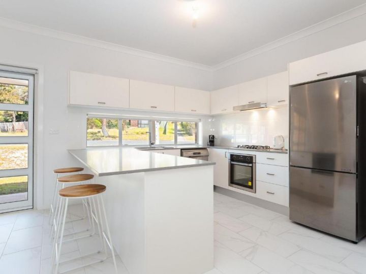 5 Bent Street - huge house with Foxtel & Aircon Guest house, Fingal Bay - imaginea 5