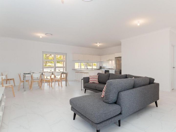 5 Bent Street - huge house with Foxtel & Aircon Guest house, Fingal Bay - imaginea 4