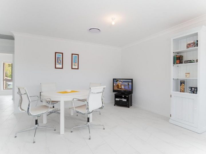 5 Bent Street - huge house with Foxtel & Aircon Guest house, Fingal Bay - imaginea 14