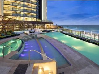 5 Star SOUL Surfers Amazing Beachfront 180 Views Apartment, Gold Coast - 2