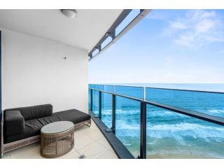 5 Star SOUL Surfers Amazing Beachfront 180 Views Apartment, Gold Coast - 3