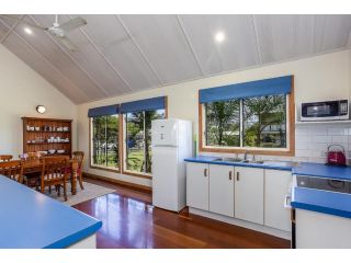 6 Ilmenite Avenue - Coastal beach shack within walking distance to patrolled beach and CBD, Guest house, Rainbow Beach - 1