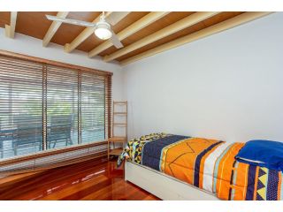 6 Ilmenite Avenue - Coastal beach shack within walking distance to patrolled beach and CBD, Guest house, Rainbow Beach - 4