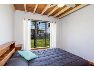 6 Ilmenite Avenue - Coastal beach shack within walking distance to patrolled beach and CBD, Guest house, Rainbow Beach - 5