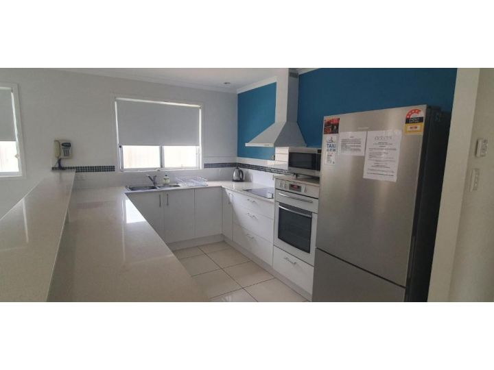 62 Tingira Close - Modern lowset home with swimming pool, outdoor area, ample parking. Pet friendly Guest house, Rainbow Beach - imaginea 8