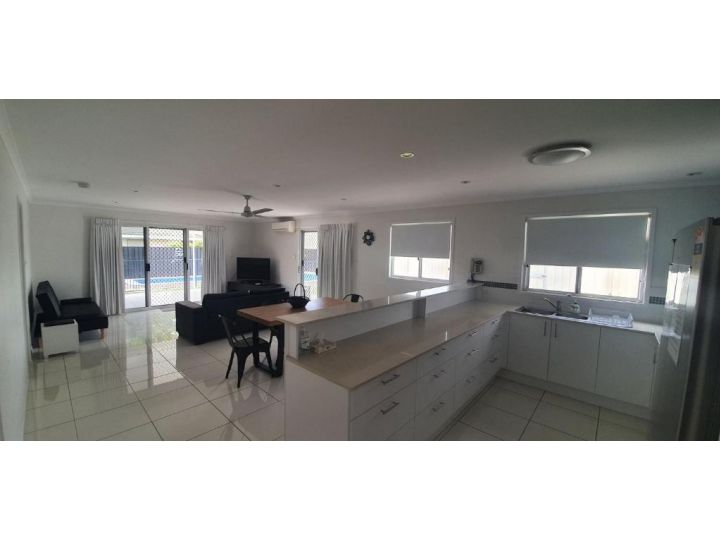 62 Tingira Close - Modern lowset home with swimming pool, outdoor area, ample parking. Pet friendly Guest house, Rainbow Beach - imaginea 3