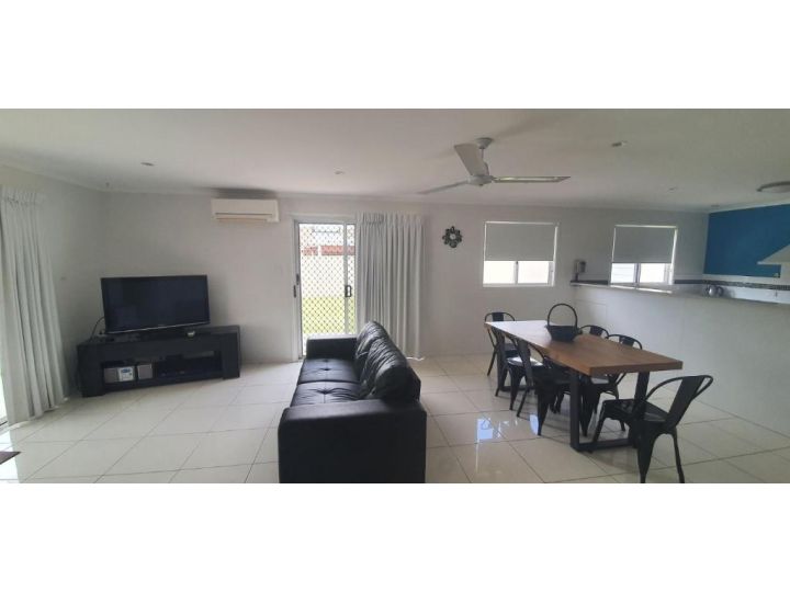 62 Tingira Close - Modern lowset home with swimming pool, outdoor area, ample parking. Pet friendly Guest house, Rainbow Beach - imaginea 6