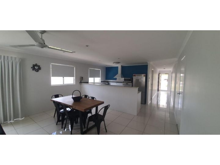 62 Tingira Close - Modern lowset home with swimming pool, outdoor area, ample parking. Pet friendly Guest house, Rainbow Beach - imaginea 5