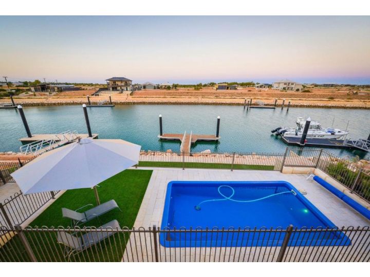 7 Kestrel Place - PRIVATE JETTY & POOL Guest house, Exmouth - imaginea 1