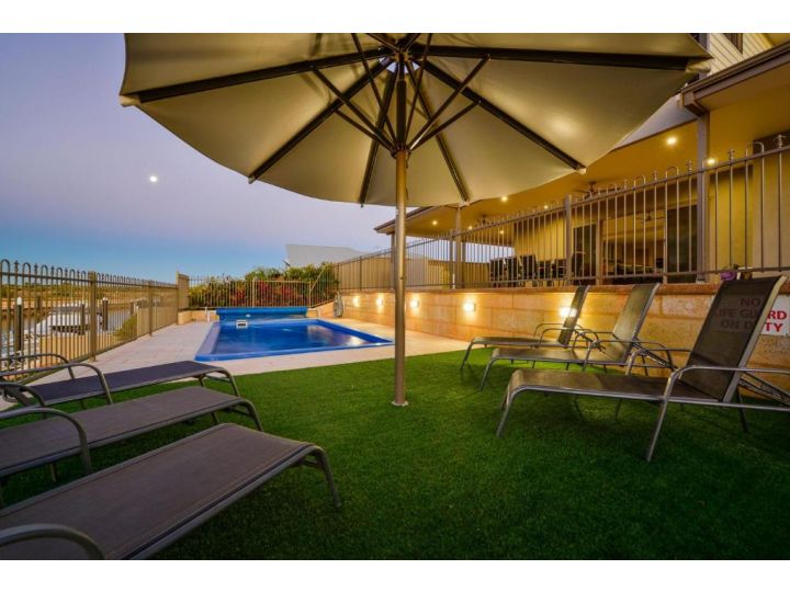 7 Kestrel Place - PRIVATE JETTY & POOL Guest house, Exmouth - imaginea 2