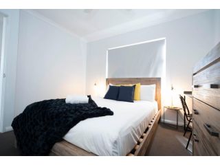 7th Heaven in Cloverdale/Belmont - sleeps 4 - parking Apartment, Perth - 1