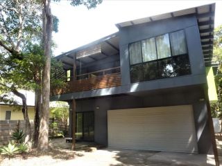 8 Belle Court - Rainbow Shores - Relax on the deck overlooking bushland whilst listening to the waves crash on the shore Guest house, Rainbow Beach - 1