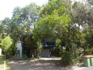 8 Belle Court - Rainbow Shores - Relax on the deck overlooking bushland whilst listening to the waves crash on the shore Guest house, Rainbow Beach - 2