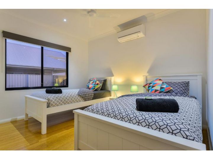 8 Kestrel Place - PRIVATE JETTY & POOL Guest house, Exmouth - imaginea 16