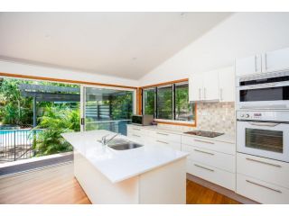 8 Satinwood Drive - Rainbow Shores, Architecturally Designed, Pool, Walk to Beach Guest house, Rainbow Beach - 3