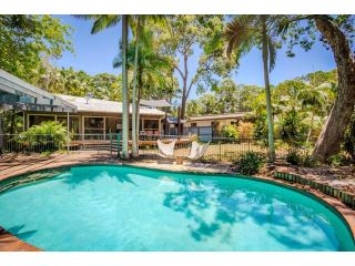 8 Satinwood Drive - Rainbow Shores, Architecturally Designed, Pool, Walk to Beach Guest house, Rainbow Beach - 2