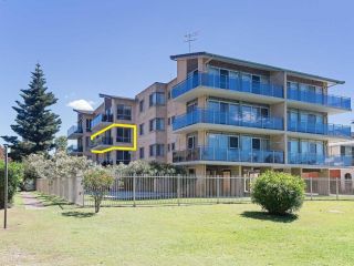 8 'The Helm' 22 Voyager Close - hear the waves from Shoal Bay Beach Apartment, Shoal Bay - 2