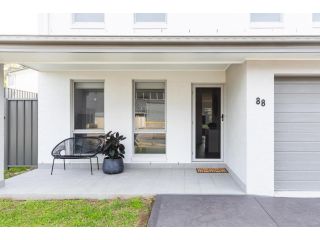 The Breeze Beach House at Little Beach, Nelson Bay Guest house, Nelson Bay - 1