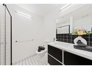 A 2BR Apt Near Melbourne Central with FREE Parking & CIty Views Apartment, Melbourne - 5