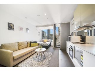 A Comfy & Stylish Studio with City Views Next to Southern Cross Apartment, Melbourne - 2