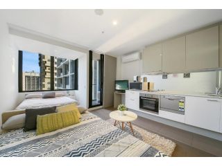 A Comfy & Stylish Studio with City Views Next to Southern Cross Apartment, Melbourne - 5