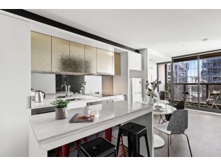 A Cozy & Stylish 2BR Apt Next to Southern Cross with City Views Apartment, Melbourne - 1