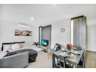 A Lovely 2BR Apt Near Southern Cross with City Views Apartment, Melbourne - 4