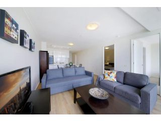 A Spacious & Cozy 2BR Apt Next to Crown with City Views & FREE Parking Apartment, Melbourne - 4