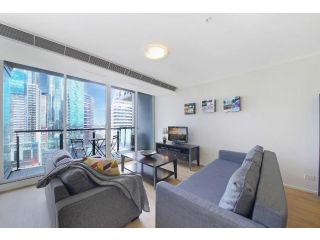 A Spacious & Cozy 2BR Apt Next to Crown with City Views & FREE Parking Apartment, Melbourne - 2