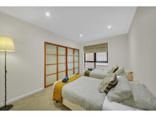 A Spacious & Cozy 3BR Home With FREE Parking Apartment, Melbourne - 5