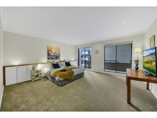 A Spacious & Cozy 3BR Home With FREE Parking Apartment, Melbourne - 4