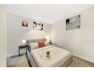 A Stylish & Comfy High-Floor 2BR CBD Apt Near Southern Cross with City Views Apartment, Melbourne - 5