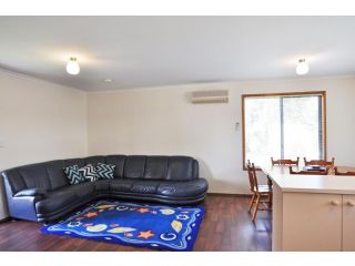 ALWYNS BY THE SEA - PET FRIENDLY (OUTSIDE ONLY) Guest house, Inverloch - 4