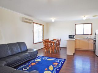 ALWYNS BY THE SEA - PET FRIENDLY (OUTSIDE ONLY) Guest house, Inverloch - 1