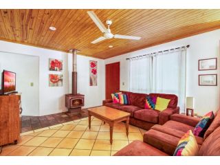 Amaroo - Rainbow Shores Room for everyone and walk to beach Guest house, Rainbow Beach - 1