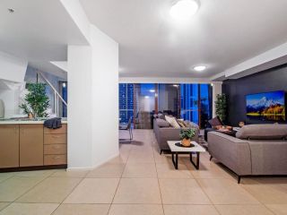 AMAZING 3 Bed Penthouse with Spa Bath and Private Rooftop Terrace Apartment, Gold Coast - 4