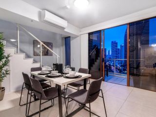 AMAZING 3 Bed Penthouse with Spa Bath and Private Rooftop Terrace Apartment, Gold Coast - 1