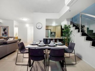 AMAZING 3 Bed Penthouse with Spa Bath and Private Rooftop Terrace Apartment, Gold Coast - 3