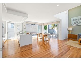 Anna Superbly Stylish Luxury Townhouse Apartment, Sunshine Beach - 2