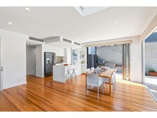 Anna Superbly Stylish Luxury Townhouse Apartment, Sunshine Beach - 4